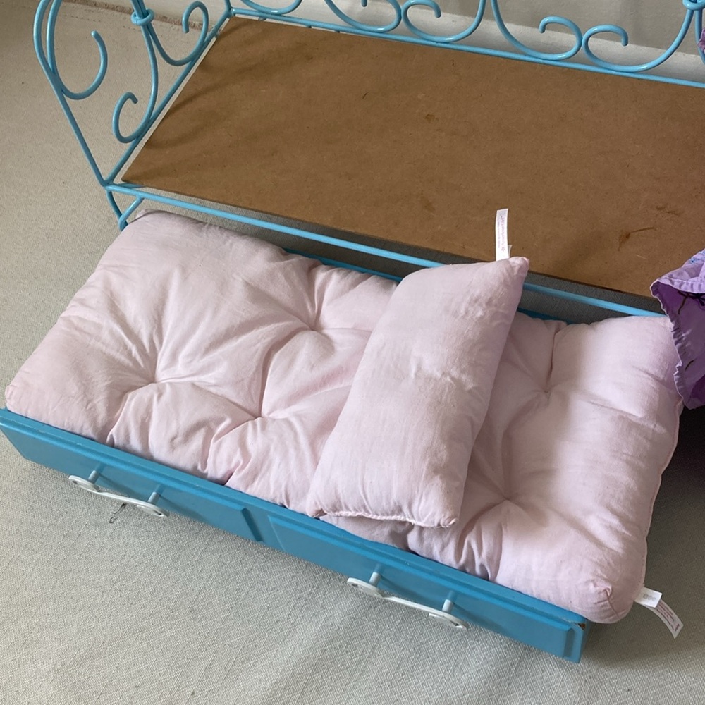 AMERICAN GIRL | Curlicue Daybed - Blue Metal Doll Bed - Picture 11 of 16